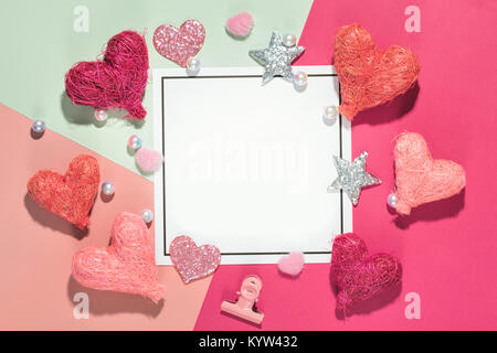 Valentine Herzen und eine leere Karte Stockfoto