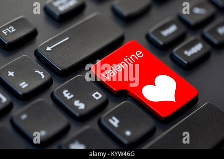 Wort Valentine auf einer PC-Tastatur und ein Herz geschrieben Stockfoto