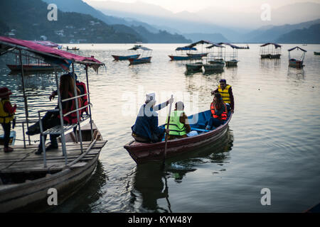 Touristen auf dem Schiff in der Phewa See, Pokhara, Nepal, Asien. Stockfoto