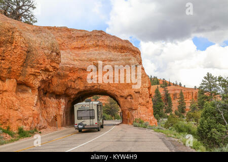 RV in rotem Sandstein Arch auf UT-12 im Red Canyon in der Nähe von Panguitch, Utah Stockfoto