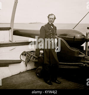 Hafen von Charleston, S.C. Hinterer Admiral John A. Dahlgren stehend durch eine Dahlgren Kanone an Deck der USS Pawnee Stockfoto