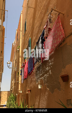 Waschen hängt an eine Wäscheleine in der Straße Gasse in der Altstadt von Alghero, Sardinien, Italien. Stockfoto