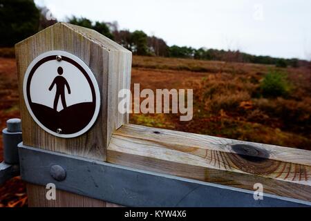 Ein 'Open Access'-Schild an der Grenze von 'Access', wo die Öffentlichkeit das Recht zu durchstreifen. Stockfoto