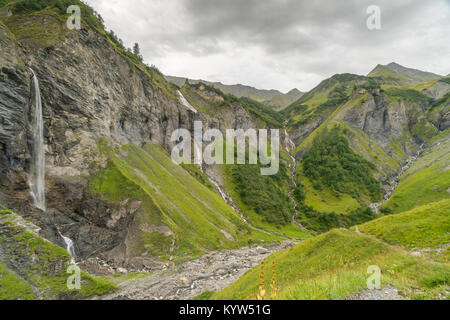 Schönen natürlichen Amphitheater mit vielen Wasserfällen in den Alpen der Schweiz Stockfoto