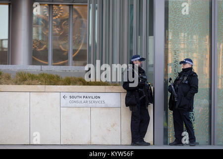 Eine bewaffnete Polizei Präsenz außerhalb der US-Botschaft bei Nine Elms im Süden Londons, am 16. Januar 2018 in London, England. An dem Tag, an dem das Konsulat für Publikumsverkehr geöffnet (Visa etc.), nach der umstrittenen Maßnahme von Grosvenor Square in London South Bank. Stockfoto