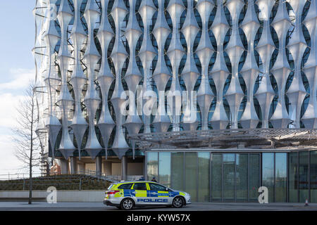 Eine britische Polizei Präsenz außerhalb der US-Botschaft bei Nine Elms im Süden Londons, am 16. Januar 2018 in London, England. An dem Tag, an dem das Konsulat für Publikumsverkehr geöffnet (Visa etc.), nach der umstrittenen Maßnahme von Grosvenor Square in London South Bank und die Präsident Trump hat abgelehnt, offiziell eröffnet. (Foto von Richard Baker/in Bildern über Getty Images) Stockfoto