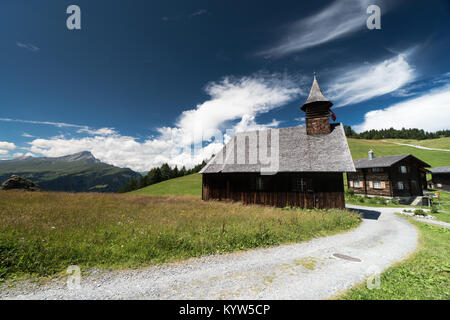 Historische Holzkirche in Obermutten in den Schweizer Alpen Stockfoto