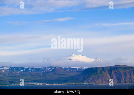 Niedrige Abend cloud Ausbreitung in Richtung Snæfellsjökull oder Snaefell Mountain in Snæfellsjökull Nationalpark auf der Halbinsel Snaefellsnes. Olafsvik, Island Stockfoto