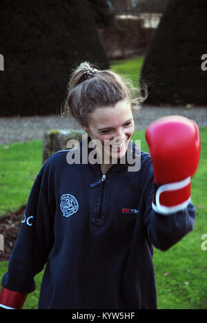 Attraktive junge Frau üben Boxing außerhalb werfen einen Dorn Stockfoto