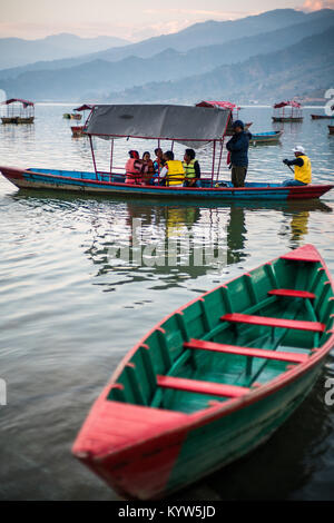 Touristen auf dem Schiff in der Phewa See, Pokhara, Nepal, Asien. Stockfoto