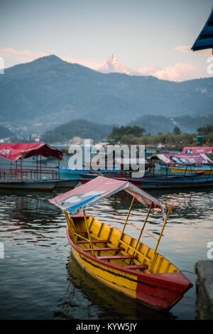 Touristen auf dem Schiff in der Phewa See, Pokhara, Nepal, Asien. Stockfoto