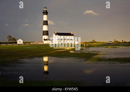 NC-01300-00... NORTH CAROLINA- die Sonne am späten Nachmittag nach einem sehr nassen Tag an Bodie Island Lighthouse in einer Pfütze widerspiegelt; Teil C Stockfoto