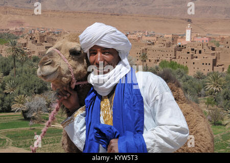 Junger Mann mit seinem Kamel am Rande des Dorfes von Alnif, im südlichen Marokko Stockfoto