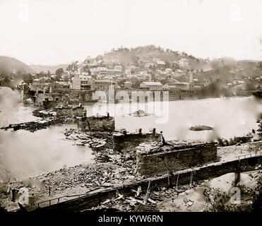 Harpers Ferry, W. VA.-Ansicht der Stadt; Eisenbahnbrücke in Schutt und Asche Stockfoto