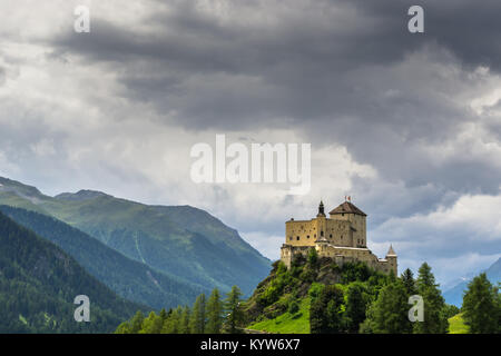 Blick auf das wunderschöne Schloss Tarasp und die umliegende Berglandschaft des Engadin in der Schweiz Stockfoto