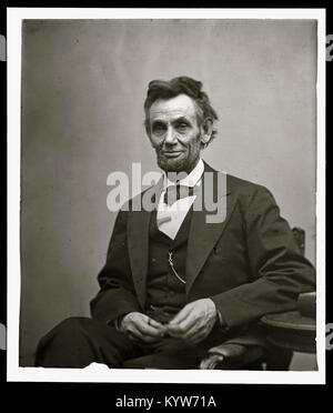 Abraham Lincoln, Dreiviertel Länge Porträt, sitzen und hält seine Brille und einen Bleistift Stockfoto