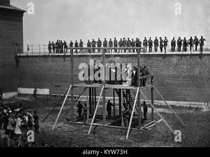 Washington, D.C. General John F. Hartranft lesen das Todesurteil für die Verschwörer auf dem Schafott Stockfoto