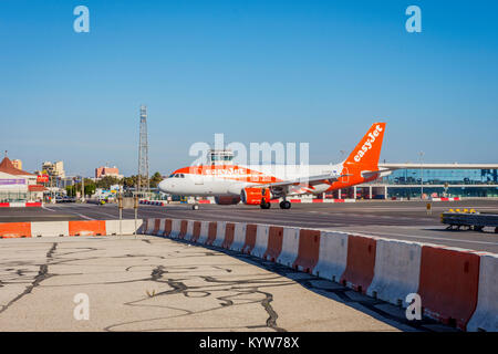 GIBRALTAR - 19. NOVEMBER: Easyjet Flugzeug Landung auf einer Landebahn in Gibraltar flughafen. November 2016 Stockfoto