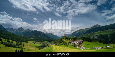 Blick auf das wunderschöne Schloss Tarasp und die umliegende Berglandschaft des Engadin in der Schweiz Stockfoto