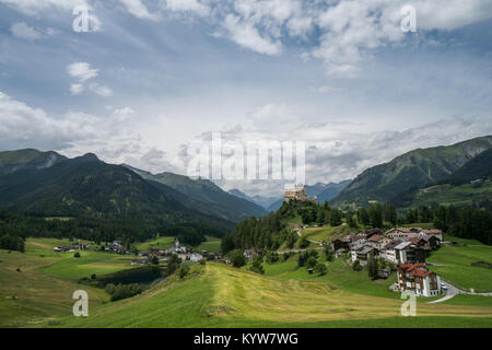Blick auf das wunderschöne Schloss Tarasp und die umliegende Berglandschaft des Engadin in der Schweiz Stockfoto