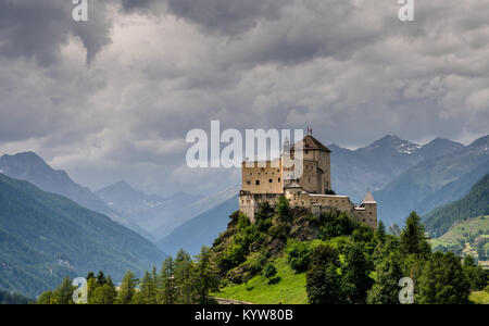 Blick auf das wunderschöne Schloss Tarasp und die umliegende Berglandschaft des Engadin in der Schweiz Stockfoto
