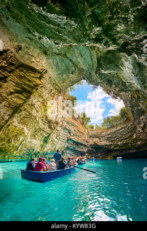 Touristische Bootsfahrt auf dem See in Melissani Höhle, Kefalonia, Griechenland Stockfoto