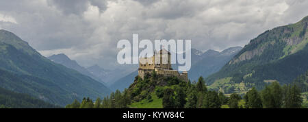 Blick auf das wunderschöne Schloss Tarasp und die umliegende Berglandschaft des Engadin in der Schweiz Stockfoto
