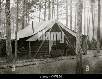 Brandy Station, Virginia. Oberst John R. Coxe, A.C.S., und Lady sitzt vor seinem Blockhaus Winter Quarters an der Armee des Potomac Hauptsitz Stockfoto