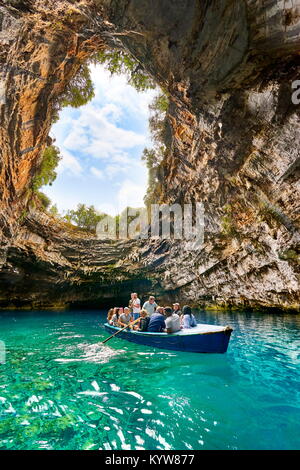 Touristische Bootsfahrt auf dem See in Melissani Höhle, Kefalonia, Griechenland Stockfoto