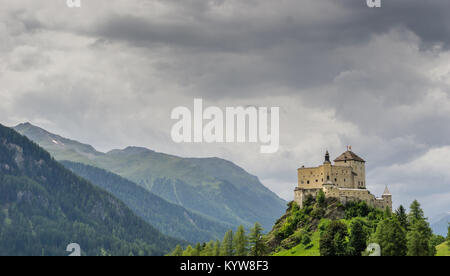 Blick auf das wunderschöne Schloss Tarasp und die umliegende Berglandschaft des Engadin in der Schweiz Stockfoto