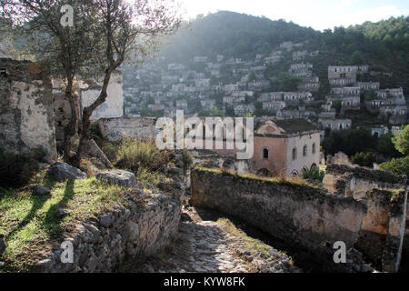 Kirche und Ruinen in griechischen Dorf Kayaköy, Türkei Stockfoto