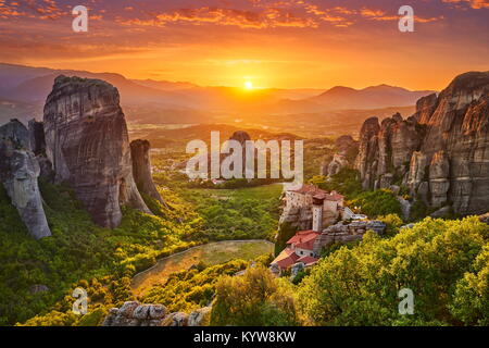 Das Kloster Roussanou bei Sonnenuntergang, Meteora, Griechenland Stockfoto