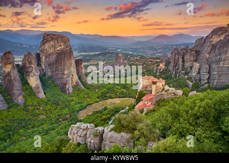 Das Kloster Roussanou bei Sonnenuntergang, Meteora, Griechenland Stockfoto