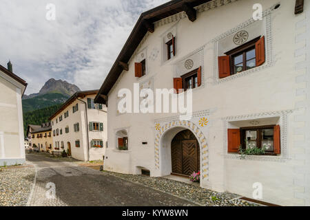 Klassische Ansicht der Stadt Zentrum von Scuol im Engadin in den Schweizer Alpen Stockfoto