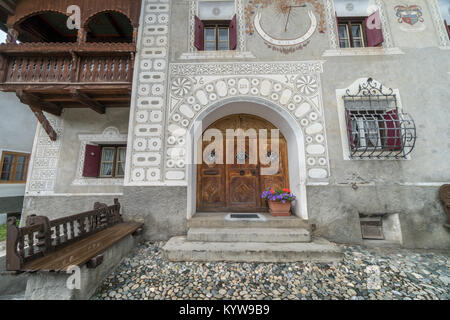 Detail der traditionellen Engadiner Stil im Dorf Scuol im Engadin Stockfoto