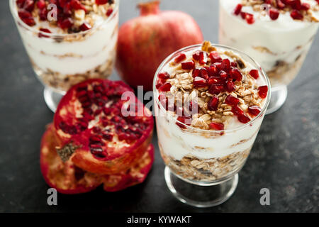 Drei Gläser mit hausgemachten desset aus Müsli, Joghurt und Stockfoto