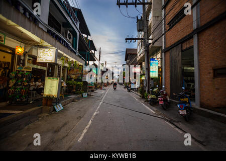 BOPHUT, SUMUI, THAILAND - 9.11.2017: Nacht leben auf der Straße von kleinen Fisherman's Village in Bophut an der Nordküste der Insel Koh Samui, Thailand Stockfoto