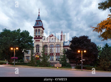 Die Perth County Courthouse hier in der Abenddämmerung gesehen ist ein historisches Gebäude in Stratford, Ontario, Kanada. Stockfoto