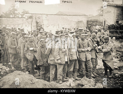 Weltkrieg ein. Weltkrieg (WWI oder WK1), auch als der Erste Weltkrieg, der Große Krieg, der Krieg, der alle Kriege beenden, einem globalen Krieg war in Europa mit Ursprung, dass ab dem 28. Juli 1914 bis 11. November 1918 dauerte. Mehr als 70 Millionen Soldaten, darunter 60 Millionen Europäer, wurden in einer der größten Kriege der Geschichte mobilisiert. Über neun Millionen Kämpfern und sieben Millionen Zivilisten starben als Folge des Krieges (einschließlich der Opfer einer Reihe von Völkermorden), ein Unfall durch industrielle und technologische Raffinesse die Kriegführenden' verschärft. Stockfoto