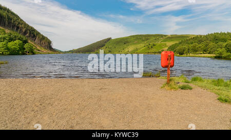 Blick über Llyn Geirionydd mit einem Rettungsring im Vordergrund - in der Nähe von Llanwrst, Conwy, Wales, Großbritannien Stockfoto