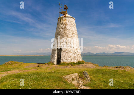 Die alten stillgelegten Twr Bach Leuchtturm auf Ynys Llanddwyn, Anglesey, Gwynedd, Wales, Großbritannien Stockfoto