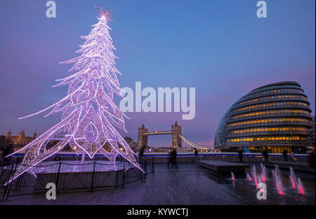 Ein Blick auf die Tower Bridge, City Hall und einen festlichen Weihnachtsbaum in London, UK. Der Tower von London kann auch im Hintergrund zu sehen. Stockfoto