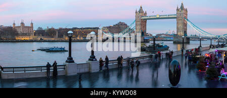 LONDON, Großbritannien - 18. Dezember 2017: Panoramablick entlang der Themse in London, die in die Sehenswürdigkeiten der Tower of London und die Tower Bridge, am 1. Stockfoto