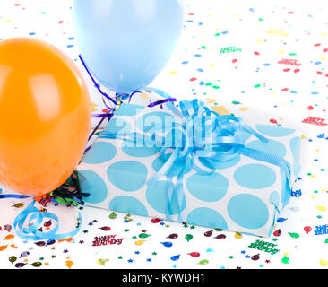 Blue Polka Dot vorhanden Ballons und Konfetti auf weißem Hintergrund Stockfoto