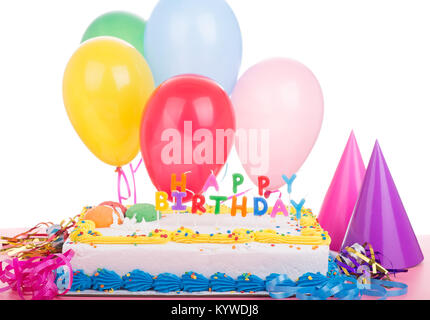 Geburtstag Kuchen und Dekorationen auf weißem Hintergrund Stockfoto