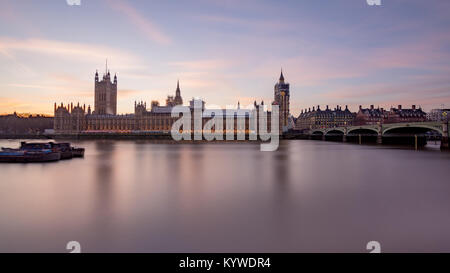 Bis Big Ben, das Parlament und Westminster Bridge unter lila und rosa Sonnenuntergang an der Themse Stockfoto