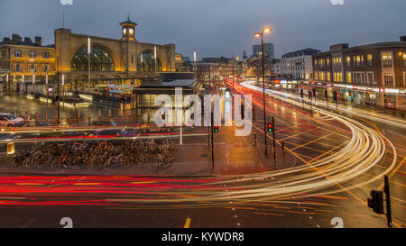 Close up lange Belichtung geschossen von London Kings Cross Bahnhof am Abend mit Ampel Wanderwege in den Vordergrund Stockfoto