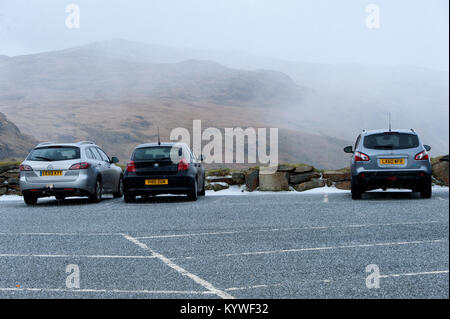 Llanberis, Gwynedd, Wales, UK. 16 Jan, 2018. Eine plötzliche hailstorm hits Llanberis Pass, in der Nähe von Llanberis, Gwynedd, Wales, UK. Credit: Graham M. Lawrence/Alamy leben Nachrichten Stockfoto