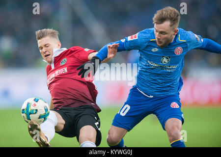 Hannover, Deutschland. 13 Jan, 2018. Matthias OSTRZOLEK (li., H) gegen Alexandru MAXIM (MZ), Aktion, Duellen, Fussball 1. 1. Fussballbundesliga, 18. Spieltag, Hannover 96 (H) - FSV FSV FSV Mainz 05 (MZ) 3:2, am 13.01.2018 in Hannover/Deutschland. | Verwendung der weltweiten Kredit: dpa/Alamy leben Nachrichten Stockfoto