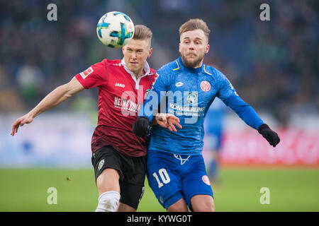 Hannover, Deutschland. 13 Jan, 2018. Matthias OSTRZOLEK (li., H) gegen Alexandru MAXIM (MZ), Aktion, Duellen, Fussball 1. 1. Fussballbundesliga, 18. Spieltag, Hannover 96 (H) - FSV FSV FSV Mainz 05 (MZ), am 13.01.2018 in Hannover/Deutschland. | Verwendung der weltweiten Kredit: dpa/Alamy leben Nachrichten Stockfoto